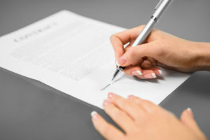 Contrato en prácticas, persona firmando documento